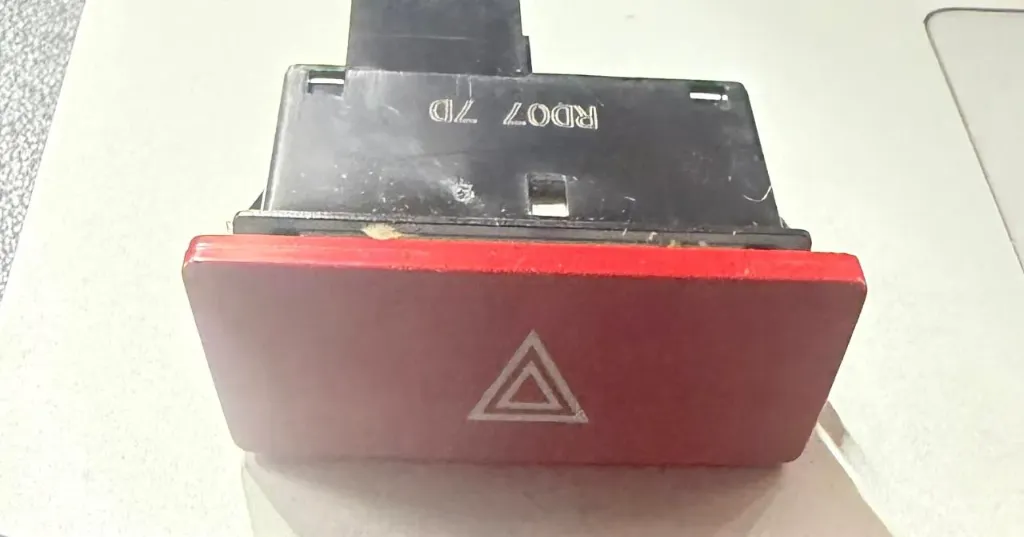 SWITCH HAZARD  Interruptor de Peligro Arrizo 3 A19/A19FL